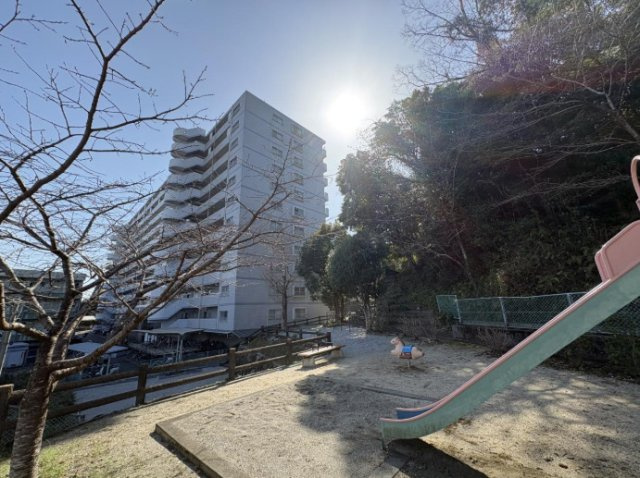 小さな公園もあり、お子様の遊び場として活躍♪