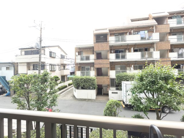 東向きで陽当たり良好のバルコニーです。