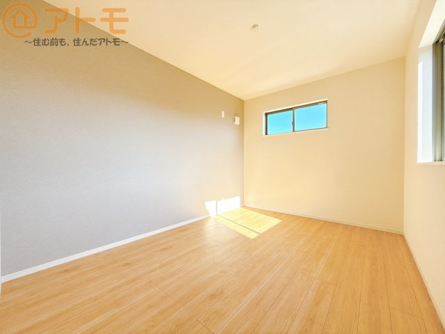 アクセントクロスが印象的なお部屋です。お気に入りの家具に囲まれてゆったり過ごしたいですね♪