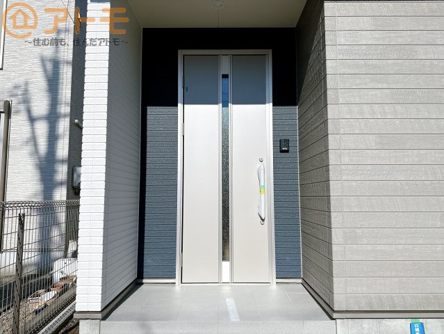 落ち着いた色合いの玄関はダブルロックで防犯性に優れた仕様になっています♪