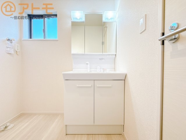 シャワータイプの洗面台は、洗濯物の土汚れなどの予洗いもしやすいため、お子様のいるご家庭でも大活躍！