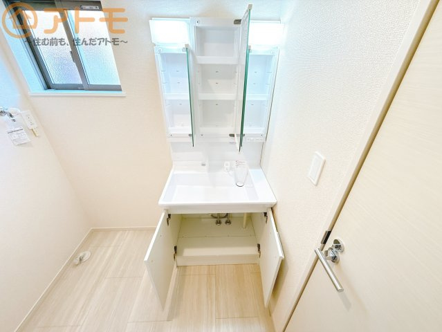 三面鏡の中は収納になっているため、スッキリとした洗面台を保つことができます♪