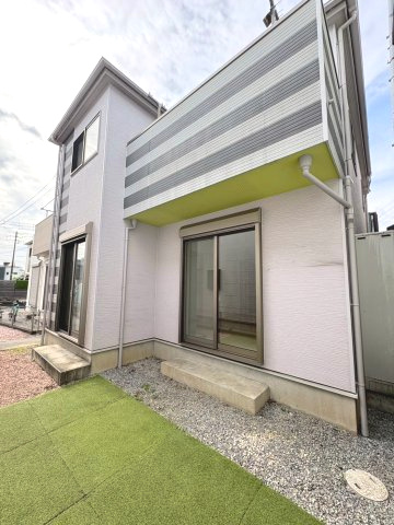 全居室に収納がある4LDK！キッチン・洗面・浴室がまとまった水回り動線で、家事の移動もスムーズです。リビングを通って階段へ、家族が顔を合わせやすい間取りです。