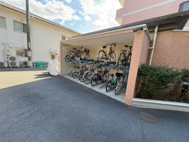 屋根付きの駐輪場を完備しており、雨の日でも自転車を安心して保管できます。2段ラック式で省スペースながら台数を確保しており、通勤・通学で自転車を利用される方にも便利です。敷地内に整備されています。