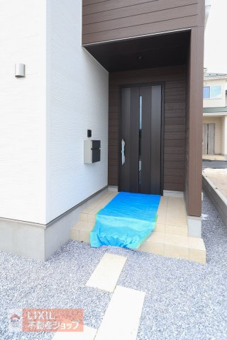 【玄関エントランス】ゆったりとした玄関。奥行きのあるポーチで雨の日も余裕をもって開け閉めできて安心です。