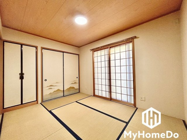 玄関からリビングを通ることなく和室に入ることができるので、客間としても使うことができます。