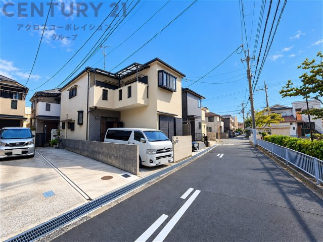 ご覧の通り前面の道路幅は6.0ｍ幅となっております。車の出し入れがスムーズに行えます。　現地は只今リフォーム中となっており令和8年12月頃の仕上がりを予定しております。　現状でのご見学もご相談ください