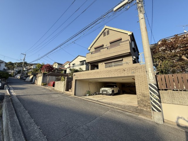 落ち着いた住宅街に佇む品格ある外観の住まい。高台の立地で日当たりや風通しも良く周囲の建物との距離も適度にありプライバシーを確保しています。商業施設や生活利便施設も徒歩圏内に揃う魅力的な立地。