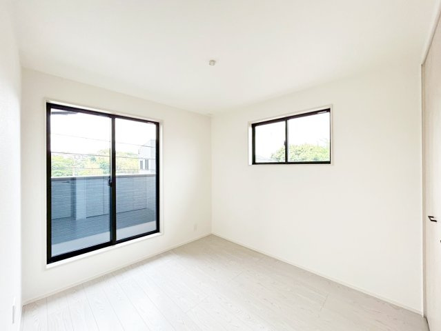 2階寝室、バルコニーに面した明るいお部屋です（施工例）　