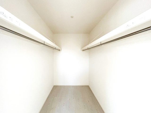 2階寝室には大容量のWICがあり、お気に入りの洋服を沢山収納できます（施工例）　