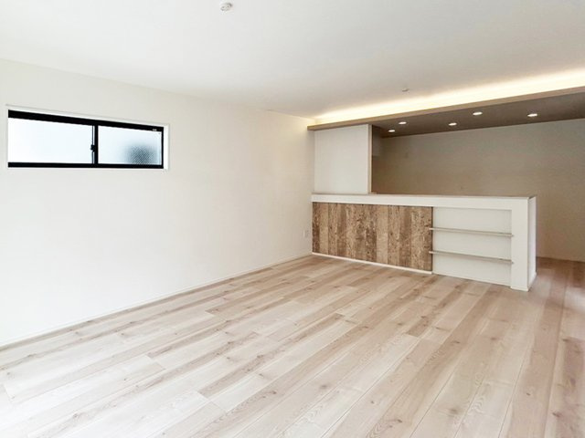 家族みんなで寛げる、広々としたリビングです（施工例）　