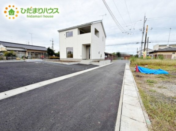 繁華街のようなにぎやかさがないため、車の音や話し声が少なく、静かな生活を望む人に適している閑静な住宅地！