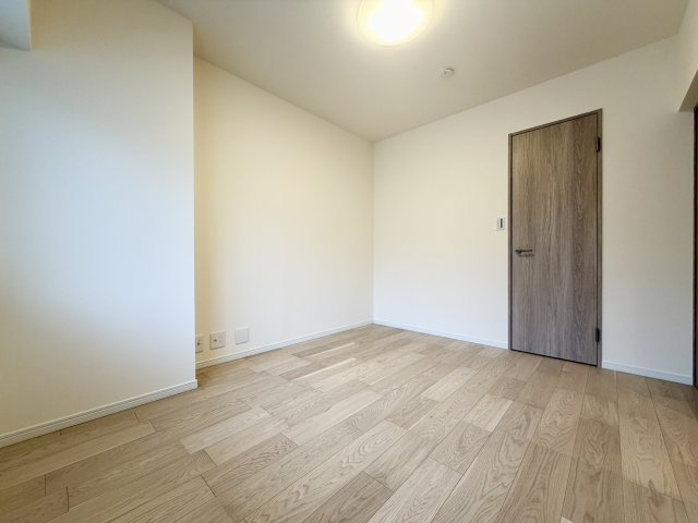 独立性を高めたお部屋。たっぷりの収納も配備しており、片付いた空間を実現出来そう。陽光も降り注ぐ明るく開放的な空間が魅力的。