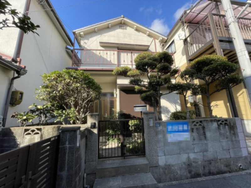 第一種低層住居専用地域でありながら、徒歩圏内に商業施設が点在する暮らしやすい住環境です。徒歩6分圏内にウエステ垂水、プリコ垂水、コープミニ霞ヶ丘などがあり、買い物施設も充実しています。