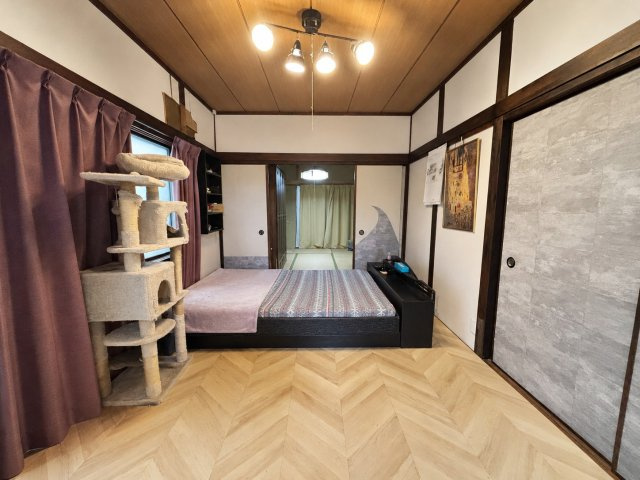DKに隣接した使い勝手の良い居室です。落ち着いた色合いの内装と木の温もりを感じる空間が調和しゆったりと過ごせる住空間です。隣接する和室との行き来もしやすく、暮らしに合わせた柔軟なレイアウトが可能です。