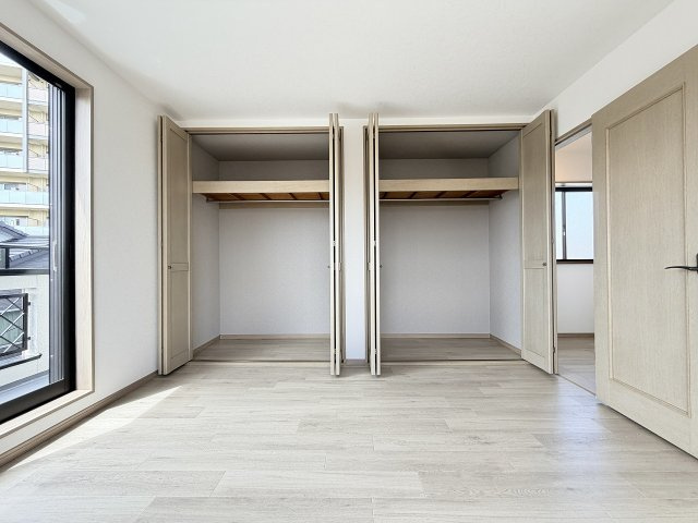 大きなクローゼットが2つ備わり、ご夫婦で使い分けも可能です。