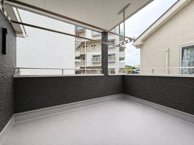 広さにゆとりのあるバルコニーは、開放感のある屋外空間です。周囲の視線を気にしにくい設計で、安心して利用できます。手すり部分も安定感があり、日常使いに配慮された仕様です。リフレッシュ空間としても◎