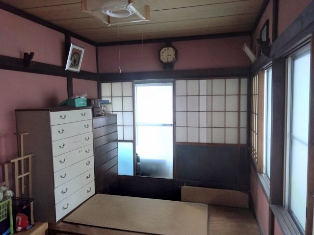 大きい窓があるので明るい空間でのびのびと生活できます。畳は柔らかいので子供を遊ばせても安全ですね。