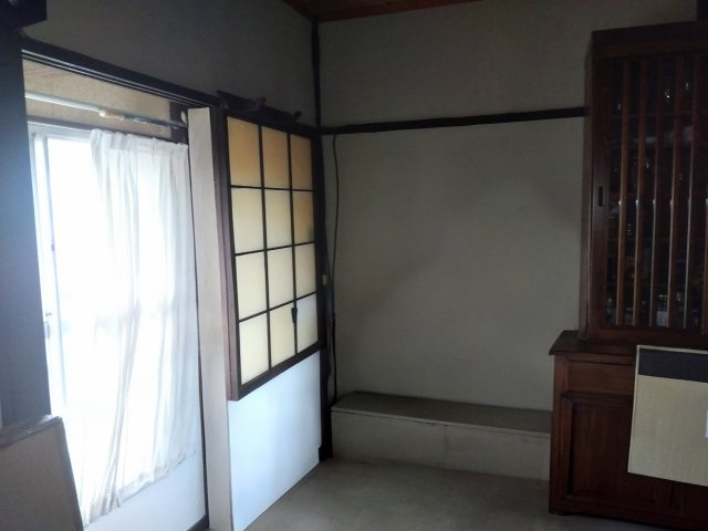 窓からお部屋にやわらかな陽光が注ぎます。趣味の時間を楽しむ特別な空間としてもご利用いただけます。