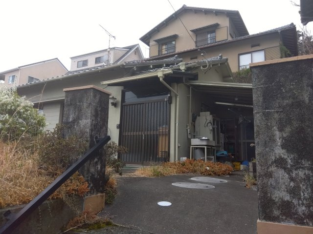 物干し場には屋根があるので急な雨でも安心です。