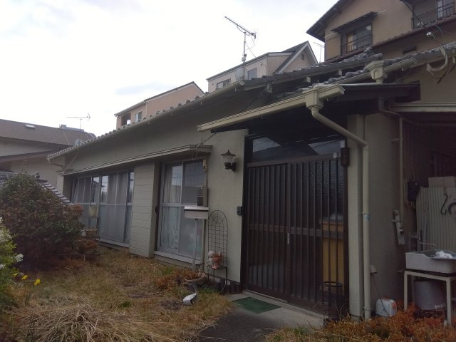 窓には雨戸が付いています。防犯面・プライバシーに配慮されています。
