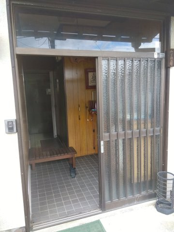 玄関は引き戸なので荷物の出し入れが楽です。風の入れ替えも出来て便利です。
