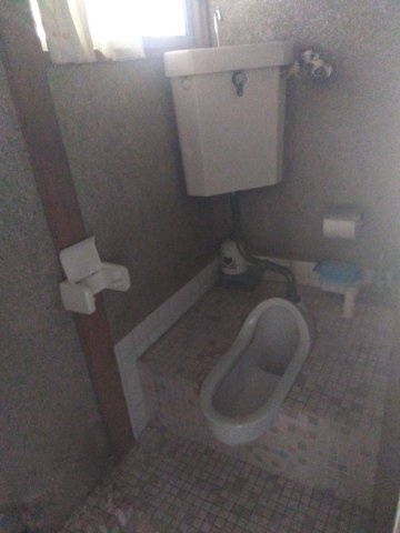 トイレには窓があり明るい室内です。コンパクトな設計で空間を広く感じさせるデザインになっています。
