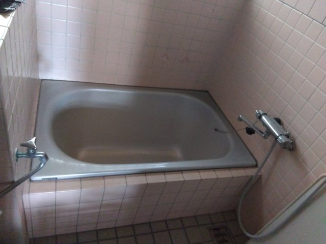 窓があるので明るい室内です。シンプルで使い勝手の良いお風呂です。
