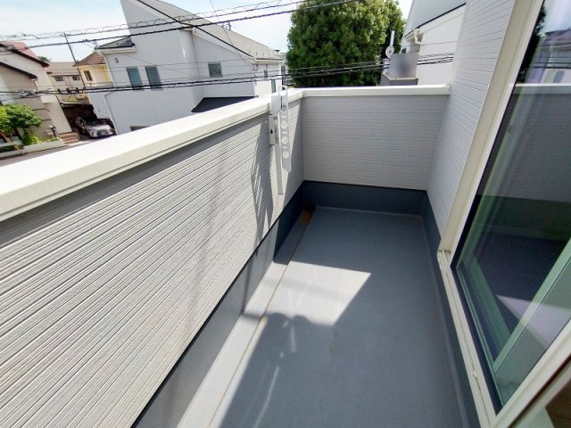 陽当たり良くお洗濯に便利な南東向きバルコニー。