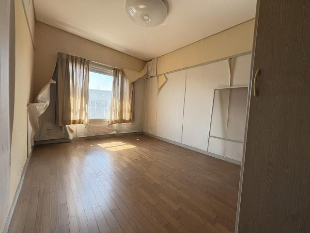 バルコニー側の洋室になります。　※AIにて家具等を消しております。