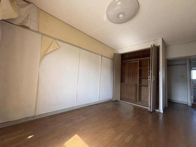 バルコニー側の洋室の別角度になります。　※AIにて家具等を消しております。