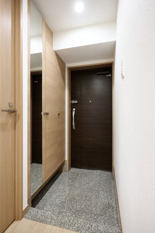 シューズボックスを備えたすっきりとした玄関アプローチ。靴類をたくさん収めて空間をいつも綺麗に保てるほか、明るく清潔な印象で住まう人やゲストを迎えます。