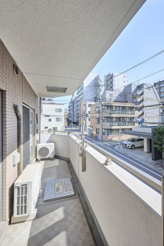 陽当たり・通風に恵まれた気持ちの良いバルコニー空間。前面に視界を遮る建物がなく、爽やかな風と陽光を感じながら洗濯物を乾かしたりリフレッシュするのにぴったりです。