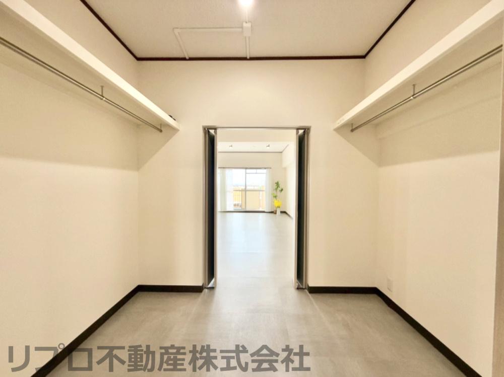 WICはウォークスルーとなっており、洋室、リビングから収納ができます！　大きな要領でも安心です！