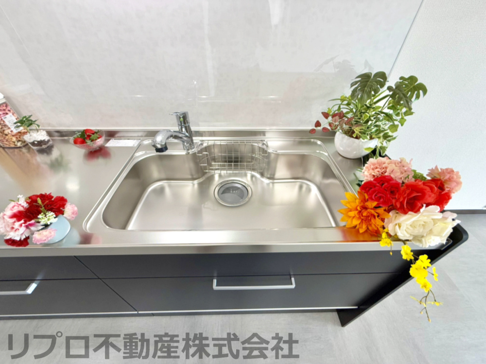 シンク部分もリフォーム済みで広く使えるので料理がしやすい！　もとからスポンジ置きなど備え付け！