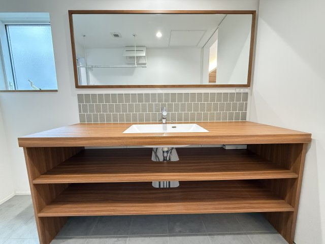 広々としたカウンターが魅力の洗面台は、朝の身支度もゆとりをもって行える快適な空間。大きなミラーで視認性も良く、使い勝手に優れています。下部はオープン収納となっており、タオルや日用品をすっきり整理可能