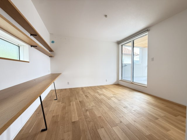 8帖のゆとりある主寝室は大きな窓から光が差し込む明るい空間。ワイドなカウンター付で在宅ワークや読書スペースとしても活用可能です。収納や家具配置もしやすく落ち着いたプライベート空間として快適に過ごせます