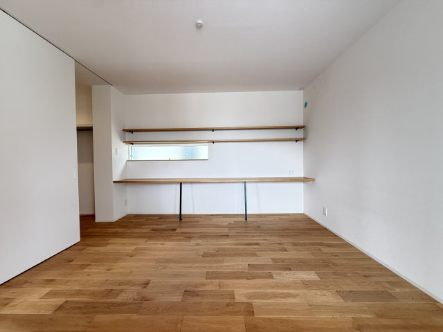 シンプルで使いやすい洋室は広さを活かしてベッドやデスクをゆったり配置可能。壁面のカウンターと棚を利用すれば作業スペースやディスプレイとして活躍します。開放感のある設計でくつろぎと機能性を兼ね備えてます