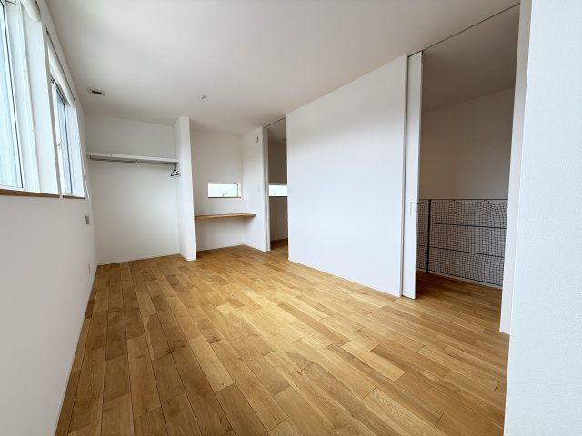 隣り合う4.5帖の洋室は、扉を開ければ一体利用も可能。広々とした空間として使えるため、お子様の遊び場や家族共有スペースとしても活躍します。用途に応じて使い分けができる柔軟な間取りです。　