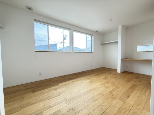 2部屋がつながる設計で、開放すればゆとりあるワンルームのような使い方も可能。将来的には個室として分けて使えるため、お子様の成長やライフスタイルの変化にも対応できる便利な間取りです。　