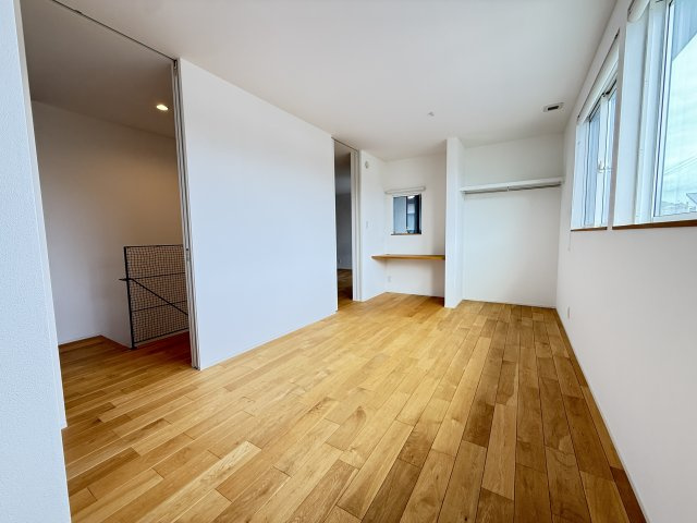 4.5帖の洋室が連続することで、使い方の幅が広がる魅力的な空間。寝室＋書斎や子ども部屋など、多様な使い方が可能です。各部屋に採光もあり、明るく快適に過ごせる住空間となっています。　