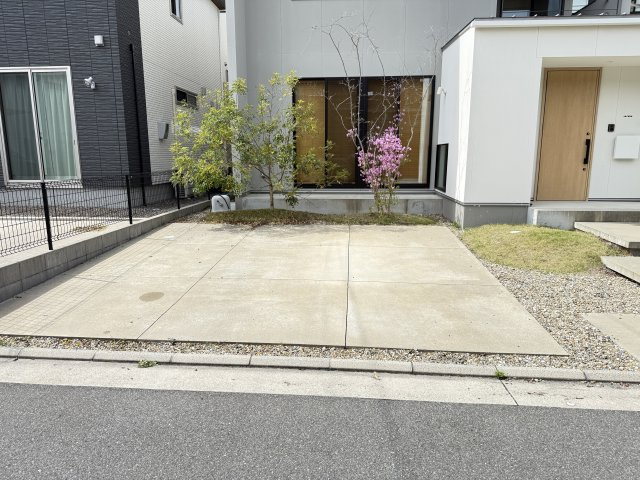 コンクリート仕上げの駐車スペースはゆとりがあり、複数台の駐車が可能です。前面もフラットで車の出し入れがしやすく、日々の利用もスムーズ。敷地内に配置されているため雨の日の乗り降りも安心です。