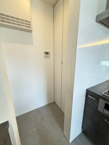 キッチン横に配置されたパントリーは食品や日用品のストックに便利な収納スペース。生活感が出やすい物もすっきり隠せる為キッチン周りを常に整った状態に保てます。作業動線も良く料理や買い物後の収納がスムーズ　