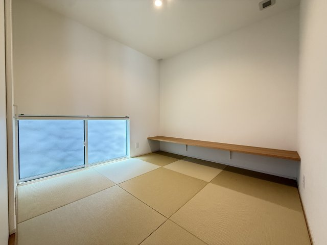 落ち着いた雰囲気の和室は、畳の心地よさを感じながらくつろげる空間。腰掛けにも使えるカウンター付きで、読書やお子様の遊び場にも最適です。窓からの柔らかな光が優しく差し込みます。