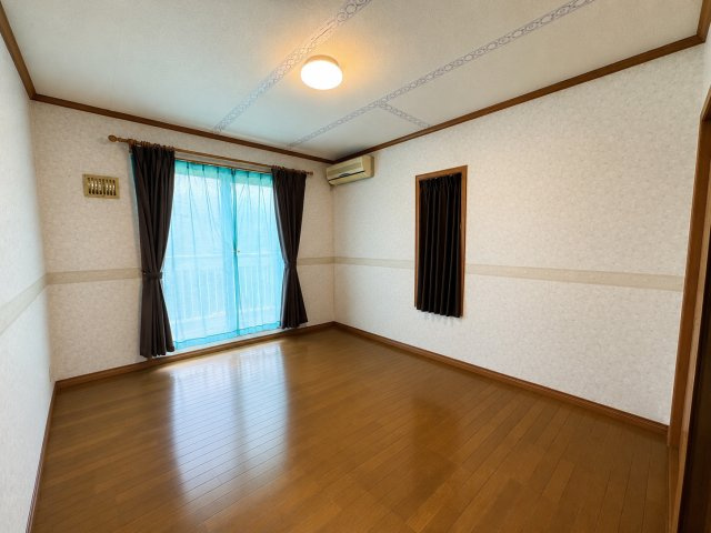 寝室や子ども部屋など、多目的にお使いいただける洋室です