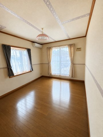 明るく開放感のある、使い勝手の良い洋室です