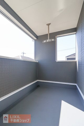 【バルコニー】現地完成写真。広々バルコニーでお布団や洗濯物がたくさん干せます♪