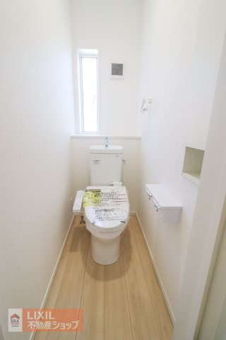 【トイレ】現地完成写真。温水洗浄暖房便座付き。小窓がついており採光と換気ができるようになっています。2階にもトイレがございます。