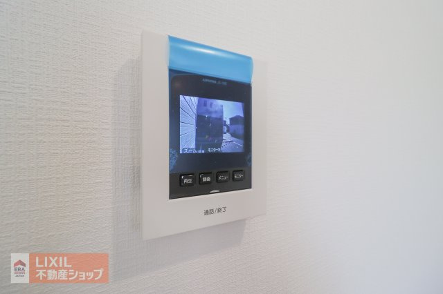 【TVモニター付インターホン】来客の顔が分かるTVモニター付ドアホン。不在時には、カラー録画もしてくれるのでセキュリティも安心です！しっかりと声も聞こえますので2重で安心ですね。