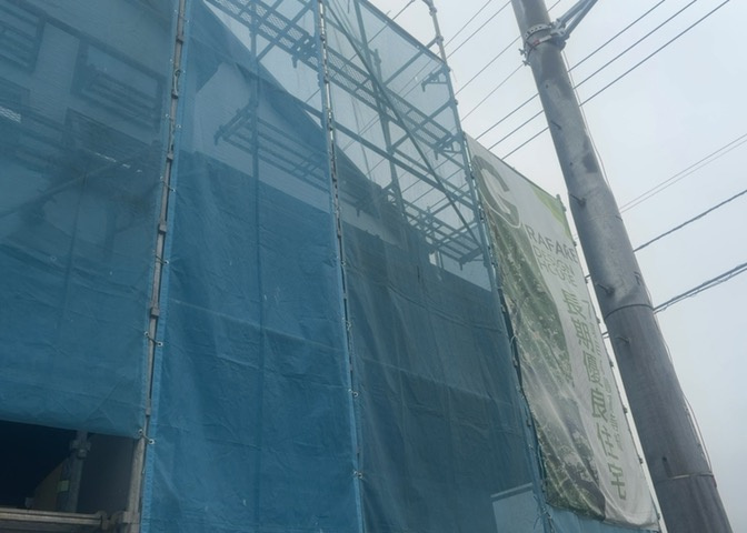 バルコニーは、室外の専用スペースのうち、「屋根がなく開放された空間」であるものを指します。ベランダより広いタイプのものが多く、日当たりもよいため家庭菜園などを楽しみたい人にとって適した環境となります。